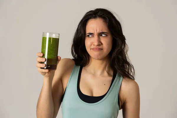 Ελκυστική Δίαιτα Κορίτσι Κρατώντας Υγιή Πράσινο Χυμό Δείχνοντας Απεχθής Χειρονομίες — Φωτογραφία Αρχείου