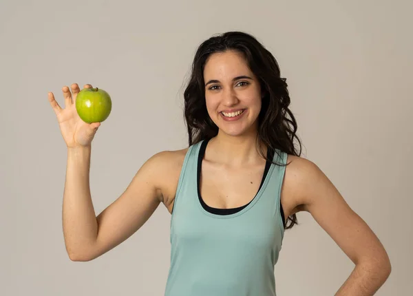 緑のリンゴ感を示す美しいフィットネスラテン若い女性は 栄養とフィットネス 健康的なライフスタイル 幸福とボディケアで運動トレーニング後に果物を持って強く フィット感と幸せを持っています — ストック写真