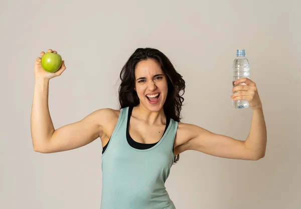 Χαρούμενη Γυναίκα Fitness Χαμογελώντας Κρατώντας Ένα Μήλο Και Νερό Μπουκάλι — Φωτογραφία Αρχείου