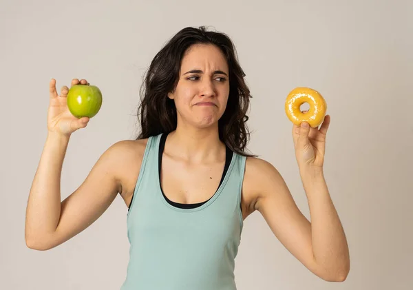 Mooie Jonge Fit Latijnse Vrouw Die Geneigd Moet Zijn Keuze — Stockfoto