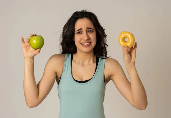 Mooie Jonge Fit Latijnse Vrouw Die Geneigd Moet Zijn Keuze — Stockfoto