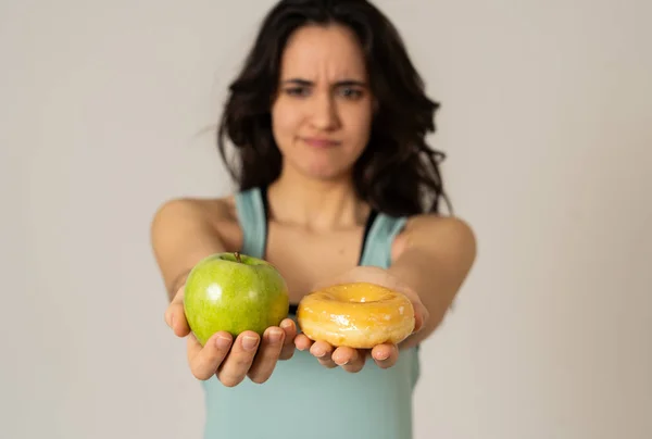 Mooie Jonge Fit Latijnse Vrouw Die Geneigd Moet Zijn Keuze — Stockfoto