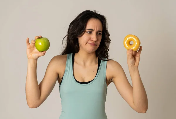 Mooie Jonge Fit Latijnse Vrouw Die Geneigd Moet Zijn Keuze — Stockfoto