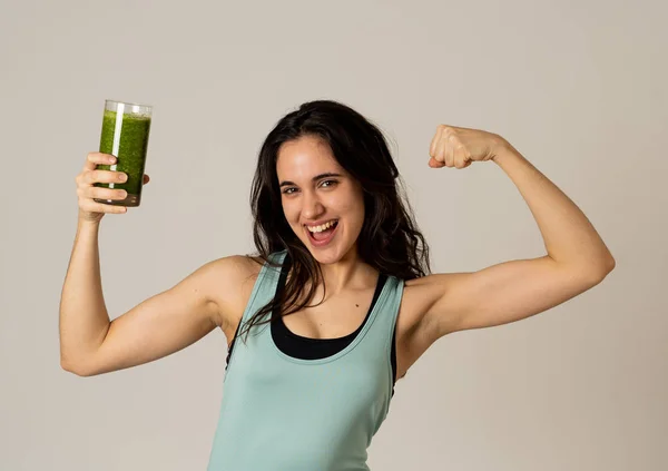 Mujer Fitness Feliz Sonriente Sosteniendo Vaso Batido Verduras Verdes Posando — Foto de Stock