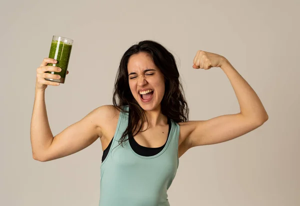 Mujer Fitness Feliz Sonriente Sosteniendo Vaso Batido Verduras Verdes Posando —  Fotos de Stock