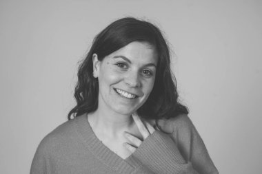 Kıvırcık saçlı, çekici yüzü ve rahat yaz üstü poz güzel bir gülümseme ile genç güzel beyaz kadın Portresi. In People Beauty insan ifadeleri ve pazarlama dostu görüntü.