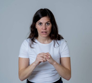 İnsan duyguları ve ifadeleri. Beklenmedik haberler duyan, kazanan ya da neşeli jestler yapan şaşırmış ve mutlu bir yüz le büyük başarılar elde eden güzel şok olmuş kadının portresi. Stüdyo çekimi.