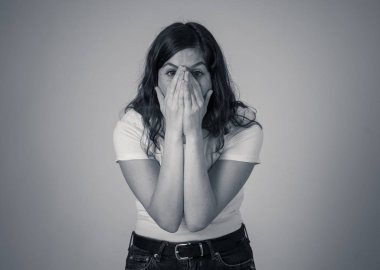 İnsan duyguları ve ifadeleri. Beklenmedik haberler duyan, kazanan ya da neşeli jestler yapan şaşırmış ve mutlu bir yüz le büyük başarılar elde eden güzel şok olmuş kadının portresi. Stüdyo çekimi.