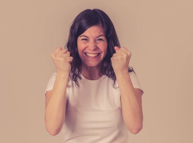 Yüz İfadesi, İnsan Duyguları ve kutlama. Güzel şok kadın iyi haber işitme portresi, piyango kazanan ya da neşeli jestler yapma sürpriz mutlu yüz ile büyük bir başarı sahip.