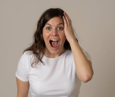 Yüz İfadesi, İnsan Duyguları ve kutlama. Güzel şok kadın iyi haber işitme portresi, piyango kazanan ya da neşeli jestler yapma sürpriz mutlu yüz ile büyük bir başarı sahip.