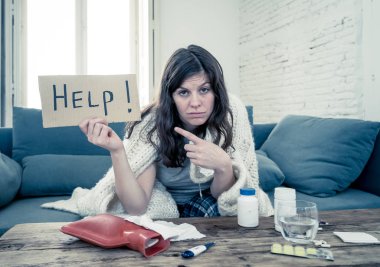 Sağlık. Grip baş ağrısı burun yüksek sıcaklık ile rahatsız hissediyor Hasta çekici kadın yorgunluk hissi ve huzursuz bir işaret tutan yardım isteyen işe gitmek mümkün değil.