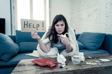 Sağlık. Grip baş ağrısı burun yüksek sıcaklık ile rahatsız hissediyor Hasta çekici kadın yorgunluk hissi ve huzursuz bir işaret tutan yardım isteyen işe gitmek mümkün değil.