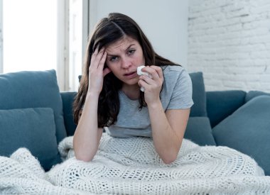 Hasta kadın kanepehaplama ve alerji ile burnunu üfleme, saman nezlesi veya soğuk hissi, yorgunluk ve huzursuz işe gitmek mümkün değil. Sağlık ve tıbbi yaşam tarzı portre.