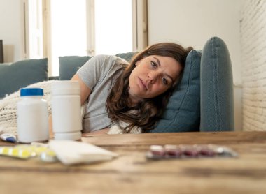 Baş ağrısı burun ağrısı ile rahatsız duygu battaniye altında hasta çekici kadın yüksek sıcaklık hissi yorgunluk ve evde huzursuz sağlık kavramı işe gitmek mümkün değil.