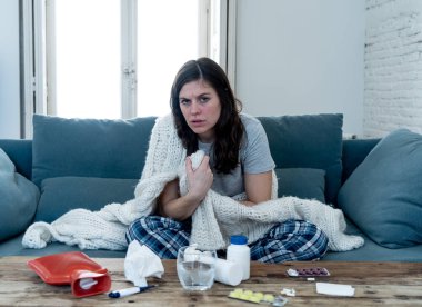 Baş ağrısı burun ağrısı ile rahatsız duygu battaniye altında hasta çekici kadın yüksek sıcaklık hissi yorgunluk ve evde huzursuz sağlık kavramı işe gitmek mümkün değil.