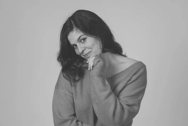 Retrato Jovem Bela Mulher Caucasiana Com Cabelo Encaracolado Rosto Atraente — Fotografia de Stock