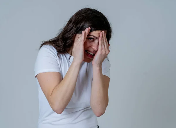 Jeune Femme Sent Effrayée Choquée Faisant Des Gestes Peur Anxiété — Photo