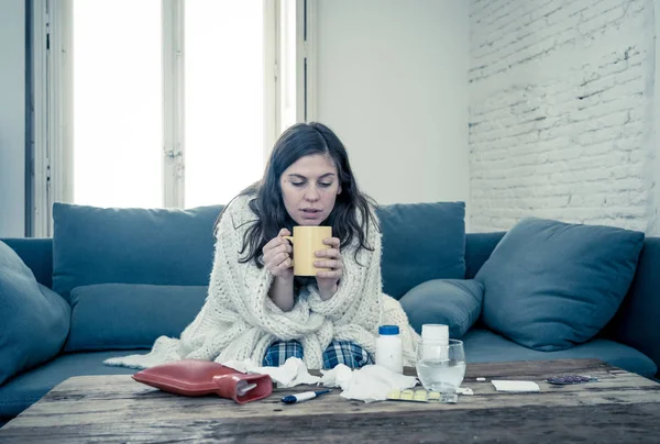 Zieke Jonge Vrouw Zittend Bank Drinken Warme Drank Koude Griep — Stockfoto