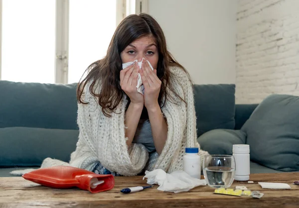 生病的妇女打喷嚏 吹鼻子过敏 花粉热或寒冷感觉不适 疲劳和不安不能去上班 生活方式肖像在医疗保健和医疗 — 图库照片