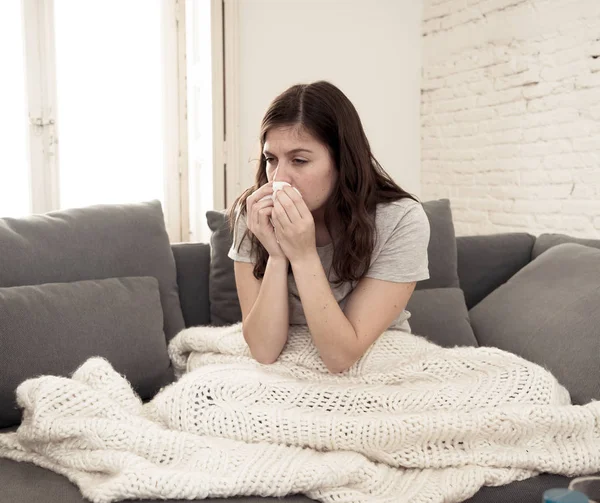 Femme Malade Sur Canapé Éternuant Mouchant Avec Allergie Rhume Des — Photo