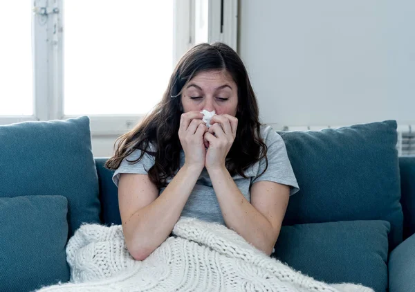 Mulher Doente Sofá Espirrando Soprando Nariz Com Alergia Febre Dos — Fotografia de Stock