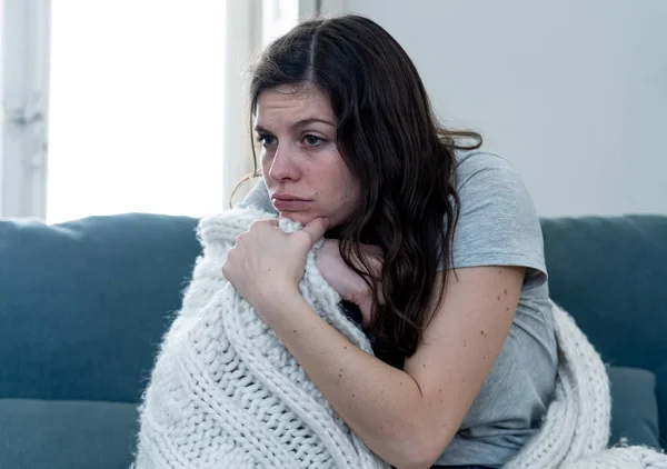 Zieke Aantrekkelijke Vrouw Onder Deken Gevoel Onwel Met Hoofdpijn Zere — Stockfoto