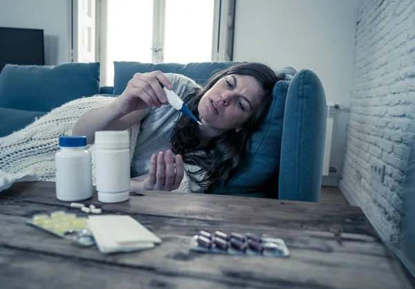 Salud Medicina Mujer Enferma Tumbada Sofá Casa Con Dolor Cabeza — Foto de Stock