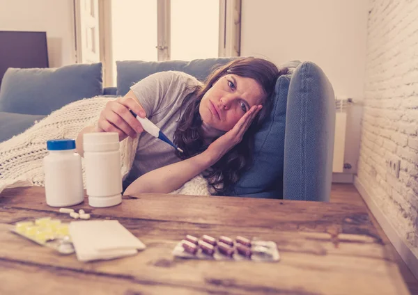 Zdravotní Péči Medicínu Nemocná Žena Ležela Pohovce Doma Nedobře Bolestí — Stock fotografie