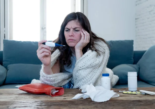 Salud Medicina Mujer Enferma Tumbada Sofá Casa Con Dolor Cabeza — Foto de Stock