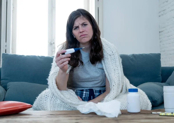 Salud Medicina Mujer Enferma Tumbada Sofá Casa Con Dolor Cabeza — Foto de Stock