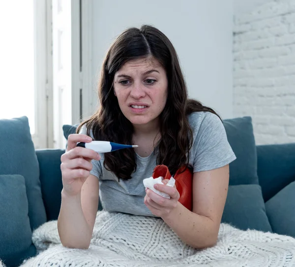 Gesundheitswesen Und Medizin Kranke Frau Die Hause Auf Dem Sofa — Stockfoto