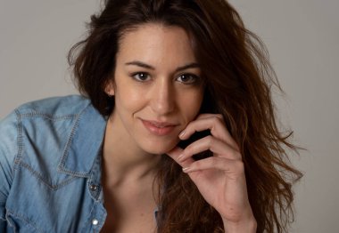 Kırmızı saçlı çekici yüzü ve kot gömlek poz güzel bir gülümseme ile genç güzel beyaz kadın portresi. In People, Beauty, pozitif insan ifadesi ve pazarlama dostu görüntü.