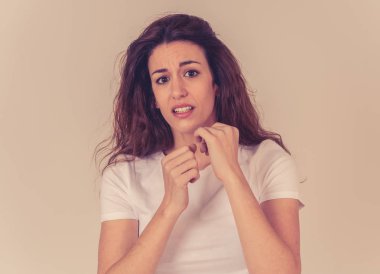 Duygu genç kadın portresi korkuyor ve şok korku, anksiyete hareketleri yapma. Çok korkmuş ve umutsuz arıyorum. İnsan ve insan ifadeleri, saldırganlık, Aile içi şiddet ve kurban kavramı.