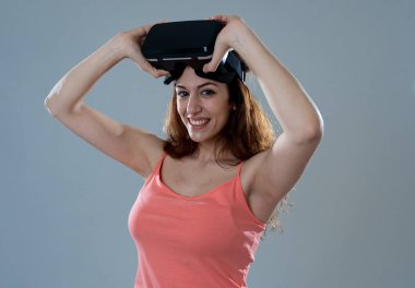 Sanal gerçeklik deneyimi. Vr gözlüklerini kullanmak üzere olan genç beyaz mutlu kadın simülasyon ve sanal hayatı keşfetmek konusunda heyecanlı. Yeni teknoloji Sanal Artırılmış Gerçeklik kavramı.