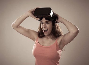 Sanal gerçeklik deneyimi. Vr gözlüklerini kullanmak üzere olan genç beyaz mutlu kadın simülasyon ve sanal hayatı keşfetmek konusunda heyecanlı. Yeni teknoloji Sanal Artırılmış Gerçeklik kavramı.