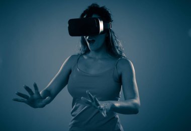 Sanal gerçeklik dünyasına dokunan ve etkileşimde olan Vr kulaklık gözlüklerini kullanan çekici kadın hayrete düştü. 360 Vr simülasyonu ile keşfetmek ve eğlenmek heyecanla. İnovasyon ve yeni teknoloji.