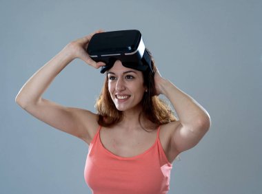 Sanal gerçeklik deneyimi. Vr gözlüklerini kullanmak üzere olan genç beyaz mutlu kadın simülasyon ve sanal hayatı keşfetmek konusunda heyecanlı. Yeni teknoloji Sanal Artırılmış Gerçeklik kavramı.