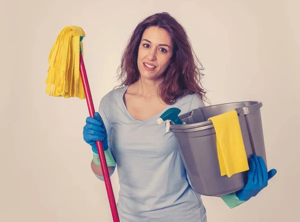 Hermosa Ama Casa Feliz Mujer Sosteniendo Equipo Limpieza Orgullosas Mujeres —  Fotos de Stock