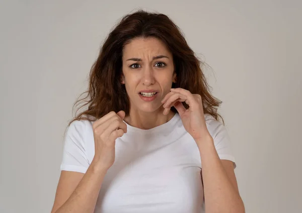 Portrait Jeune Femme Effrayée Choquée Faisant Peur Gestes Anxiété Air — Photo