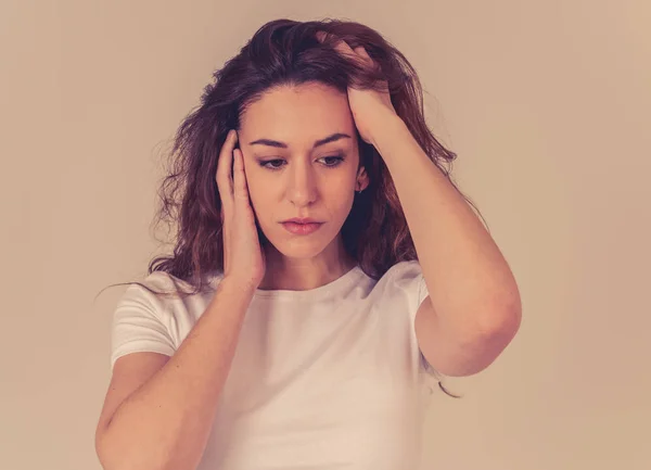 Porträt Einer Jungen Traurigen Frau Die Emotionalem Schmerz Besorgt Wirkt — Stockfoto