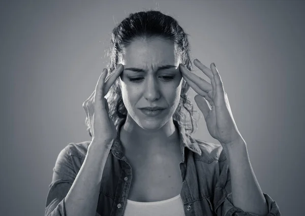 Büyük Acı Migren Muzdarip Endişeli Düşünceli Görünümlü Genç Bir Kadının — Stok fotoğraf