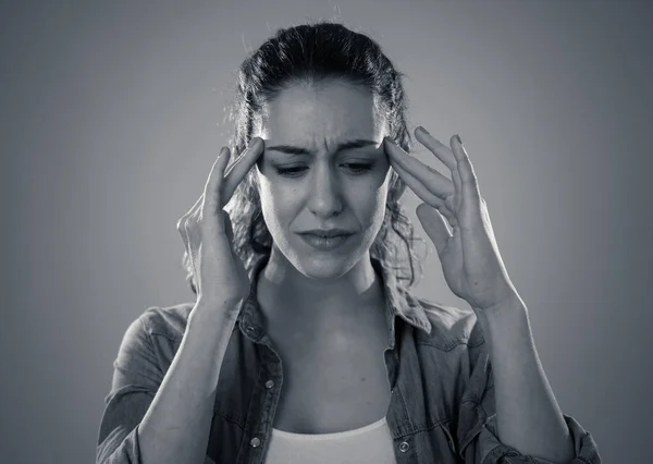 Close Retrato Uma Jovem Mulher Olhando Preocupado Pensativo Sofrendo Enxaquecas — Fotografia de Stock