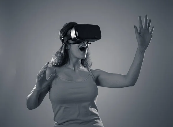 Překvapena Přitažlivá Žena Která Využívá Brýle Náhlavní Soupravu Virtuální Realitě — Stock fotografie