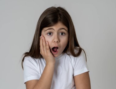 Sevimli portre mutlu, heyecanlı, komik, neşeli genç kız şok şaşırttı yüz parmağı ile iyi ve beklenmedik bir şey işaret. Çocuklarda ve Olumlu insan duygu ve ifadelerinde.