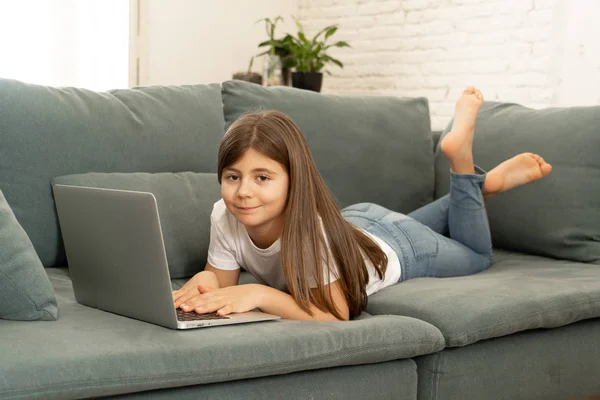 Schöne Niedliche Charmante Schulmädchen Spielen Und Surfen Internet Auf Laptop — Stockfoto