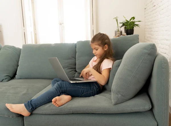 Bastante Linda Niña Encantadora Usando Ordenador Portátil Jugando Navegar Por — Foto de Stock