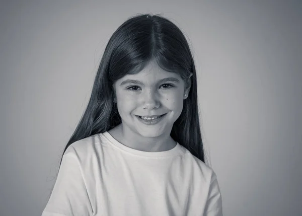 Carino Felice Fiducioso Successo Orgogliosa Bambina Sorridente Alla Fotocamera Emozioni — Foto Stock