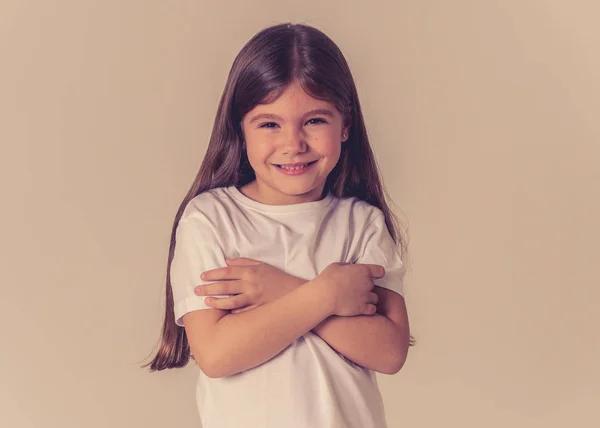 Söt Glad Självsäker Framgångsrik Stolt Liten Flicka Leende Kameran Positiva — Stockfoto