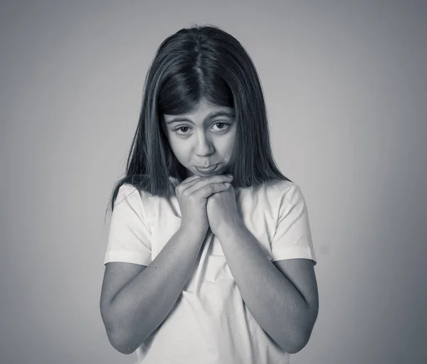 Retrato Niño Muy Pequeño Que Infeliz Triste Haciendo Graciosas Expresiones — Foto de Stock