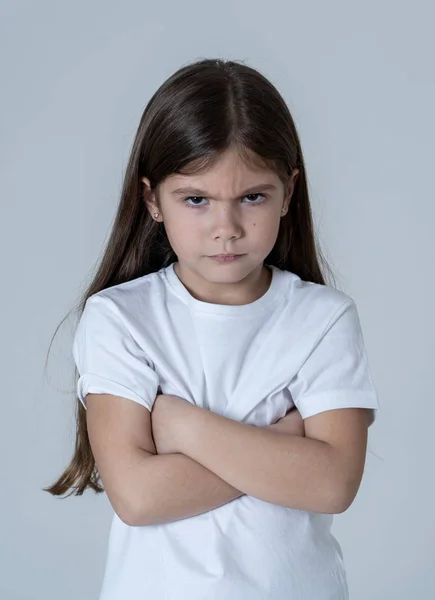 Portré Egy Aranyos Csinos Gyerek Lány Keres Dühös Csalódott Karját — Stock Fotó